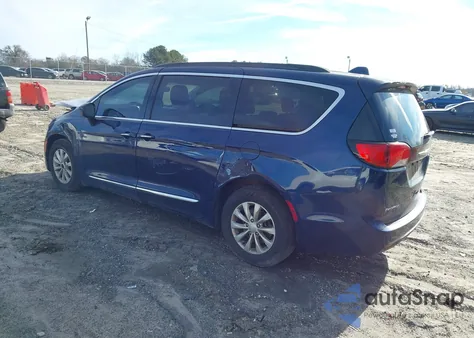 2017 Chrysler Pacifica Touring-L z USA, uszkodzony, nr VIN 2C4RC1BG0HR588093
